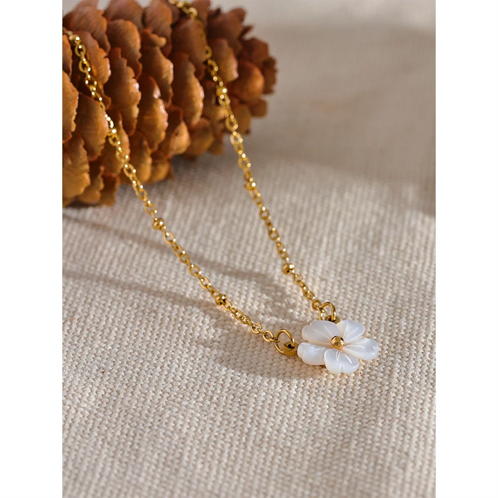 Flower pendant necklace