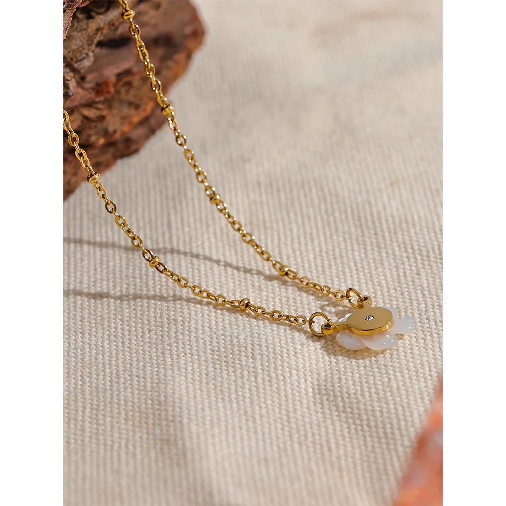 Flower pendant necklace