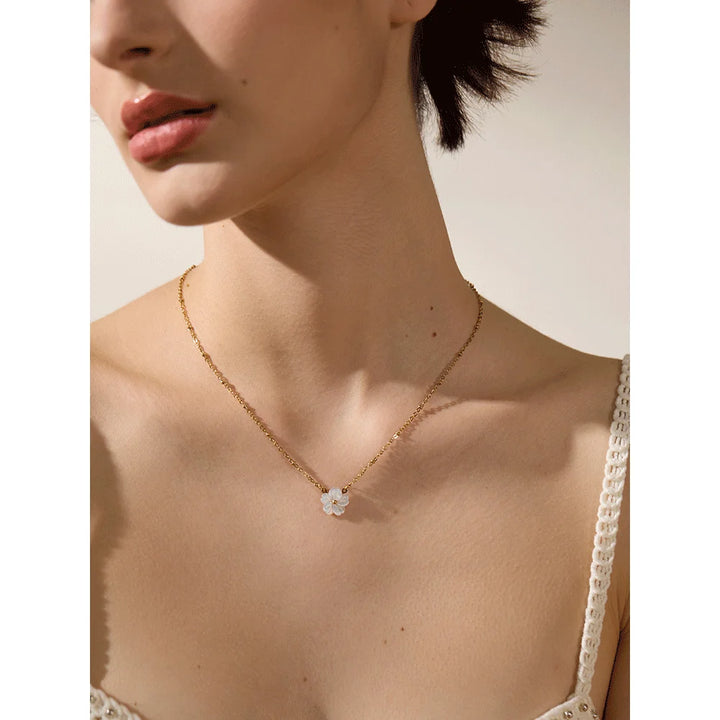 Flower pendant necklace