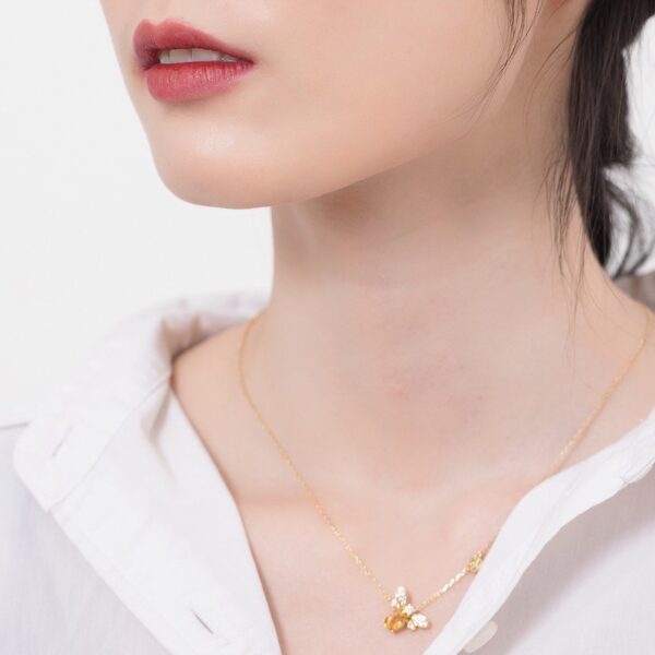 Bee necklace gold